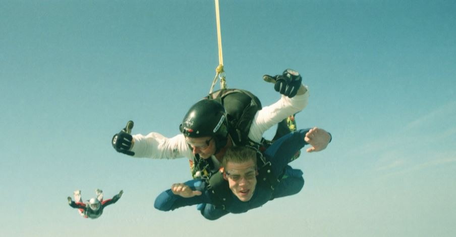 a tandem of sky divers 