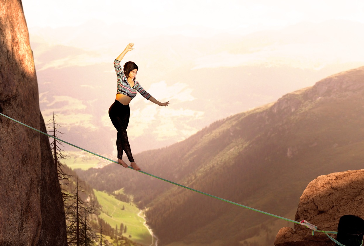 Woman highlining freesolo