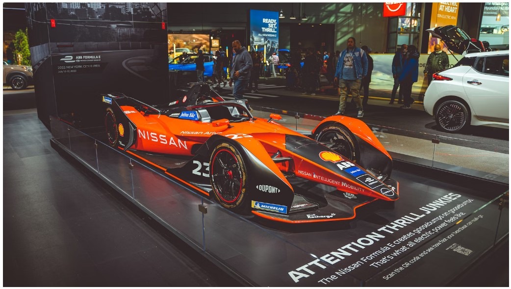 Lewis Hamilton uses helmet design with more red elements