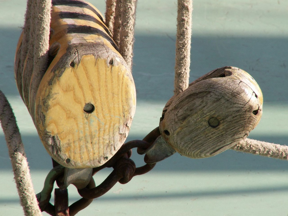 Photo of two pulleys taken in the city of Kampen by user:GeeKaa